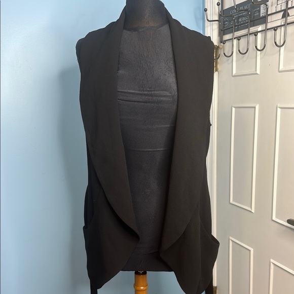 Eliane Rose Elegant Black Sleeveless Vest with Belt - Picture 6 of 9